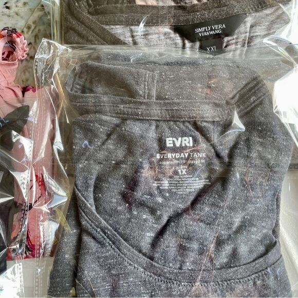 Plus Size Lot Great Resellers Lot - 13 Women’s Sleeveless Tank Tops XL - 2X - Picture 9 of 13